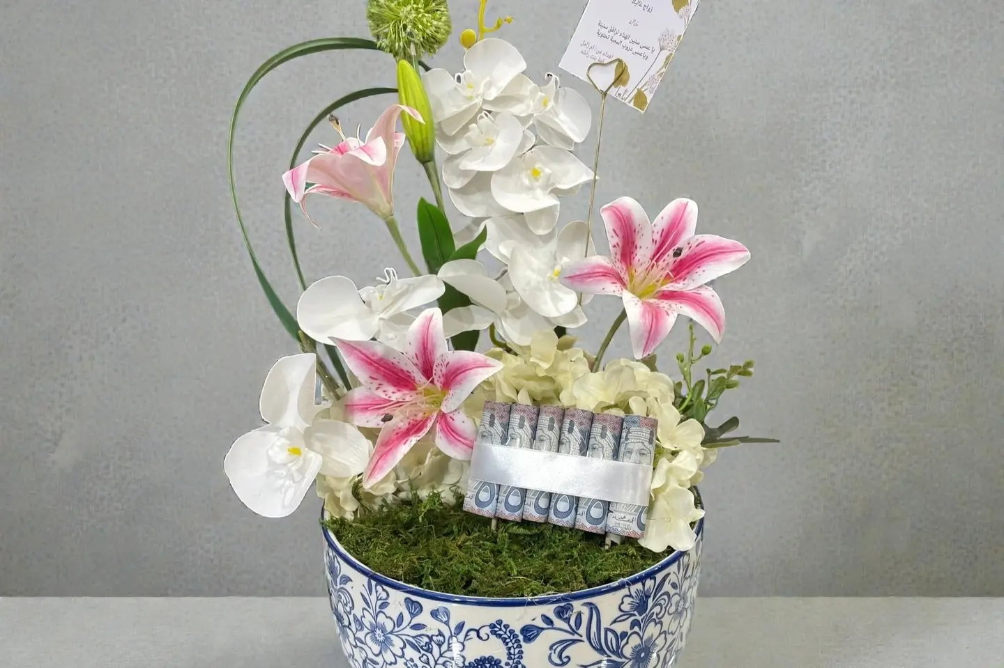 فازت ورد صناعي بالعشب الاخضر