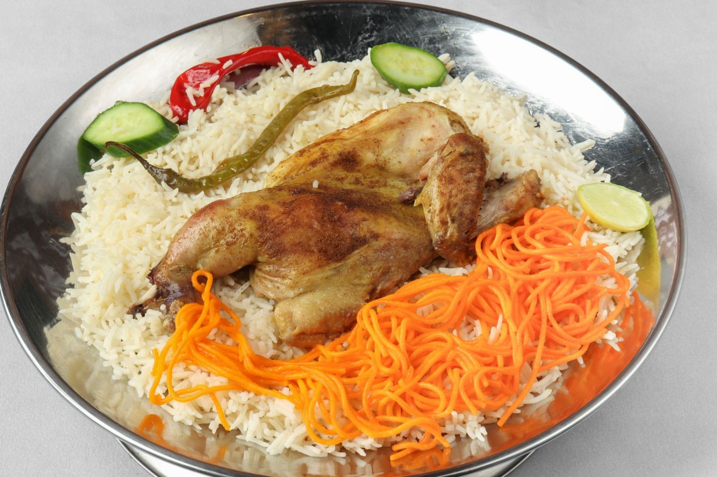 نصف حبة دجاج مدفون مع ارز