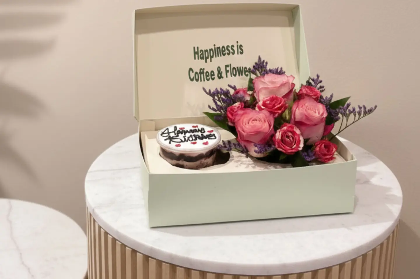 بوكس السعادة كب كيك ميلاد و ورد - حجم وسط