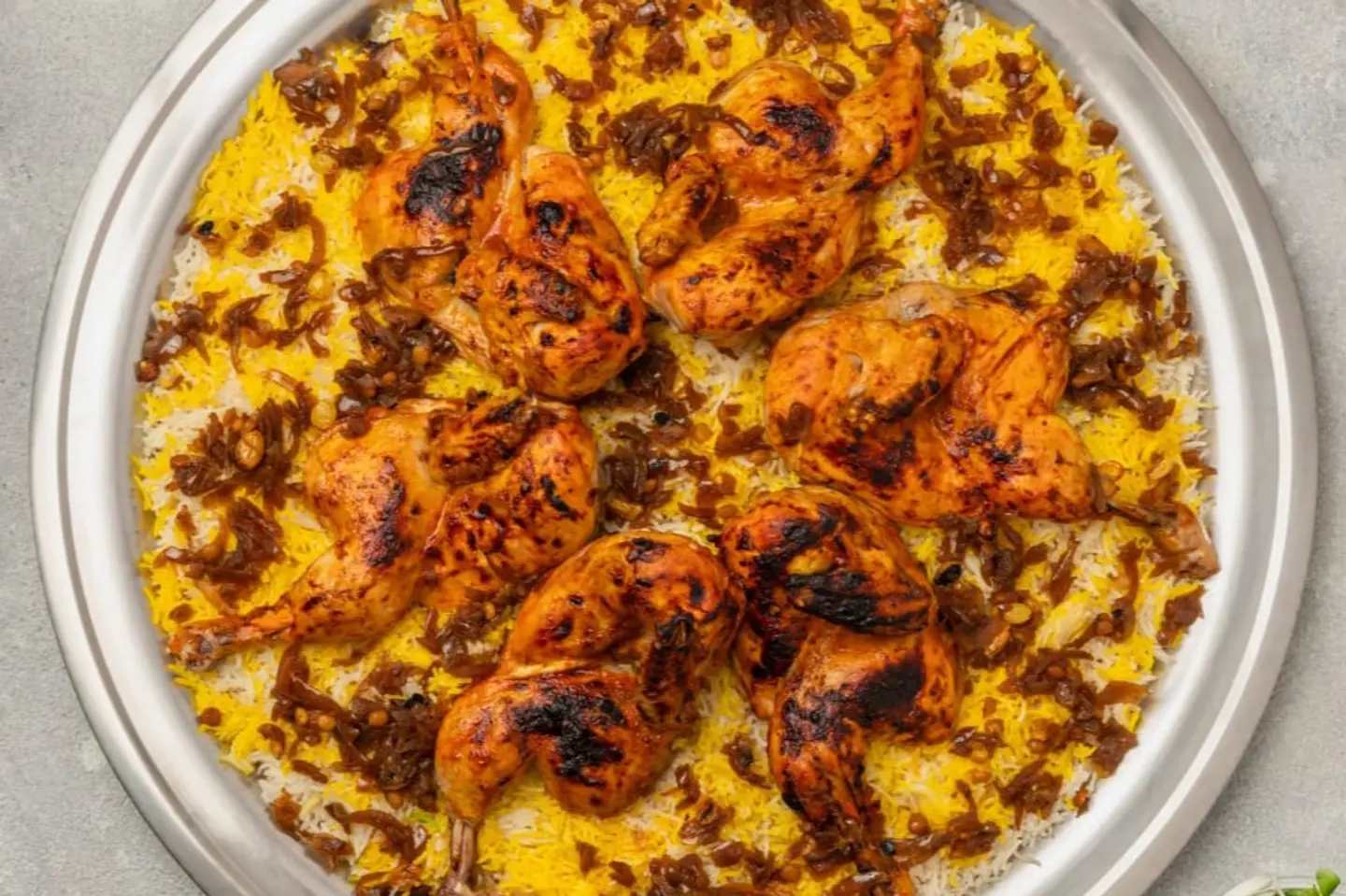 طبق مجبوس دجاج كبير دائري
