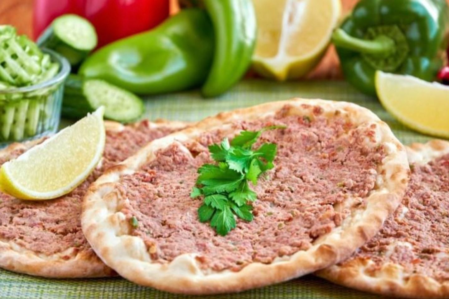 لحمة بالعجين