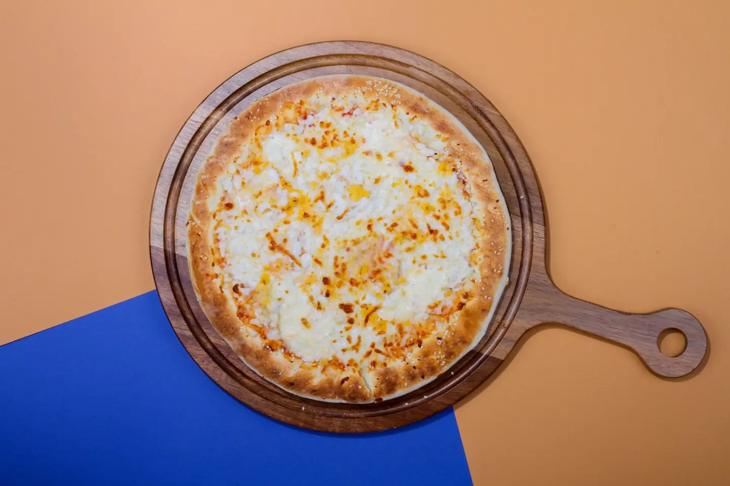 بيتزا الأجبان الأربعه