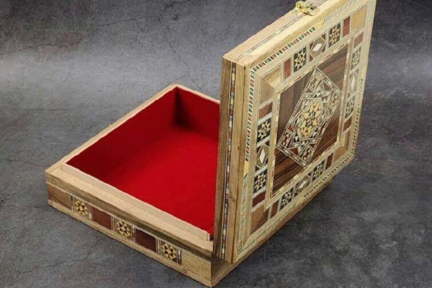 صندوق خشب مربع كبير