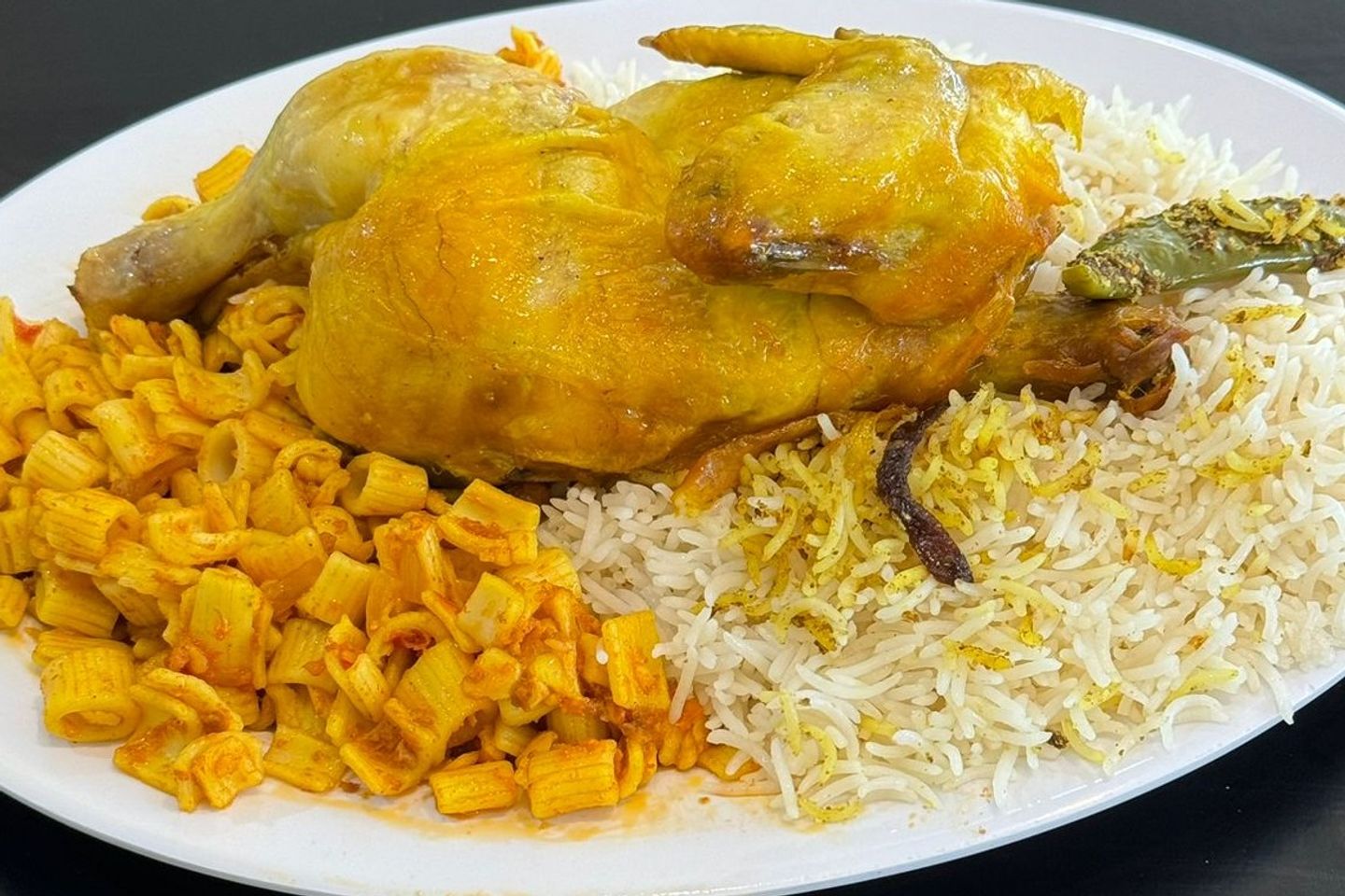 نصف دجاج رز ومكرونة