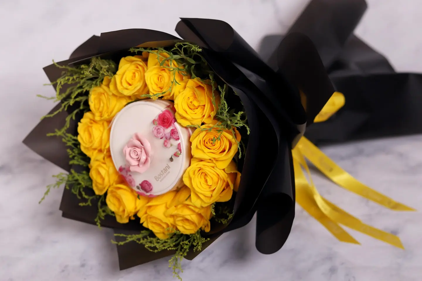 بوكيه ورد اصفرمع علبة شوكولاتة الورد