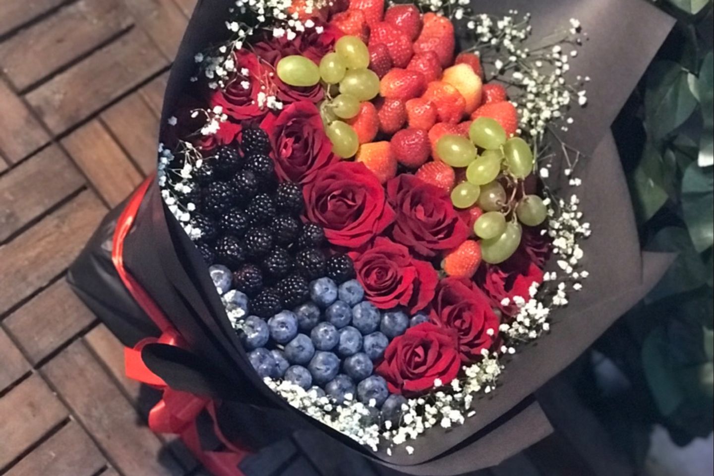 باقة بالجوري والفواكه
