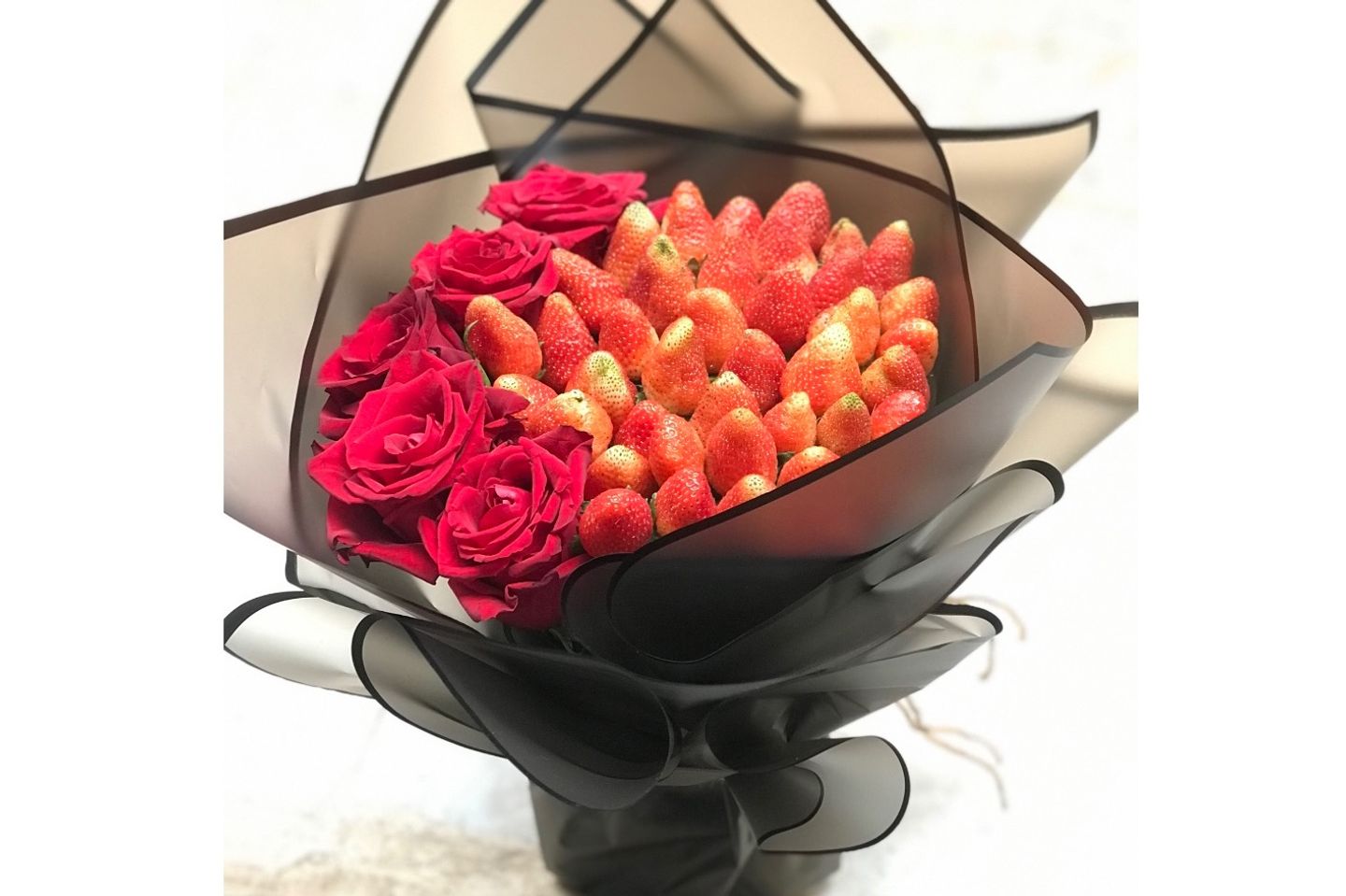 بوكيه بالفراوله والورد