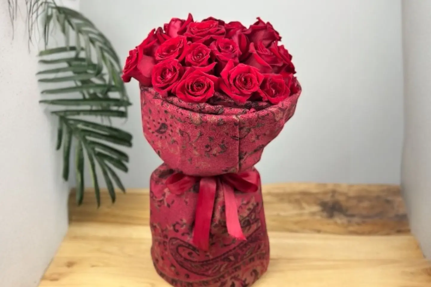 الشال الكشميري الاحمر مع الورد