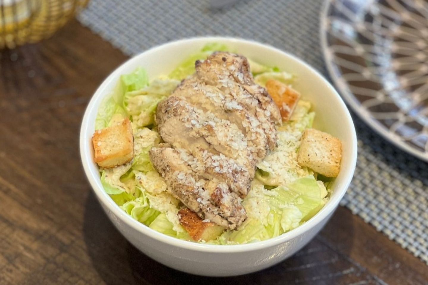 سلطة لاسا سيزر دجاج