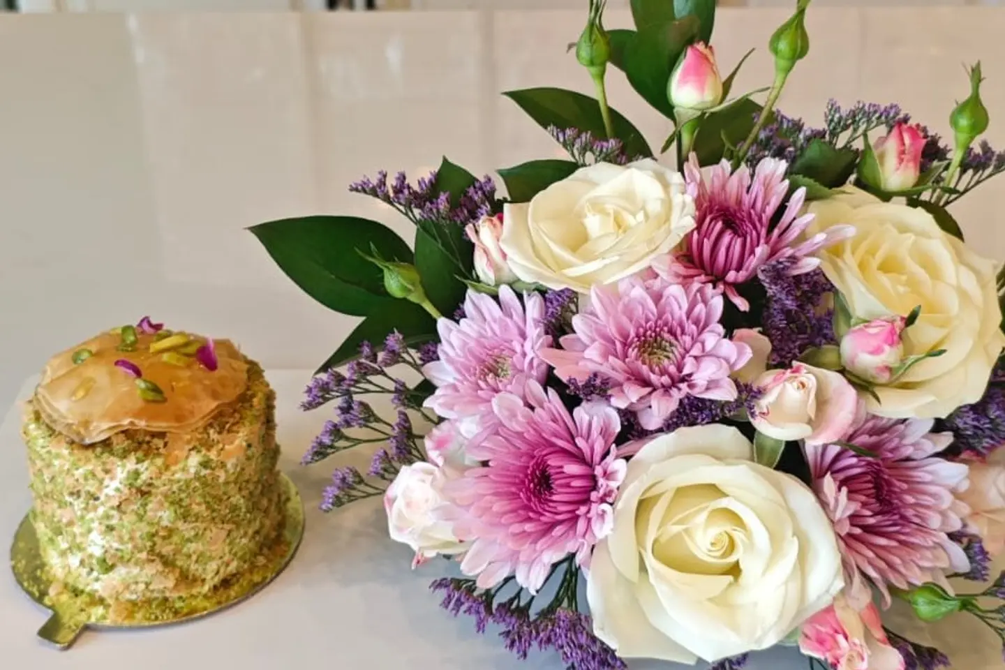 كعكة الفستق مع ورد