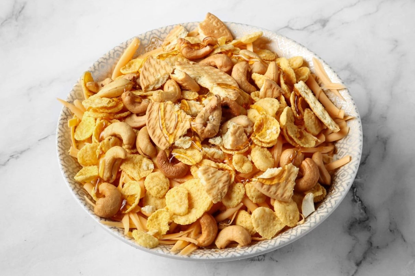 عريكة مشكل بالكاجو والحليب المركز والكورن فلكس