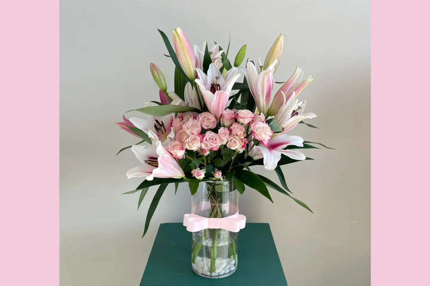 فازة زهور الكازابلنكا الوردية مع بيبي جوري