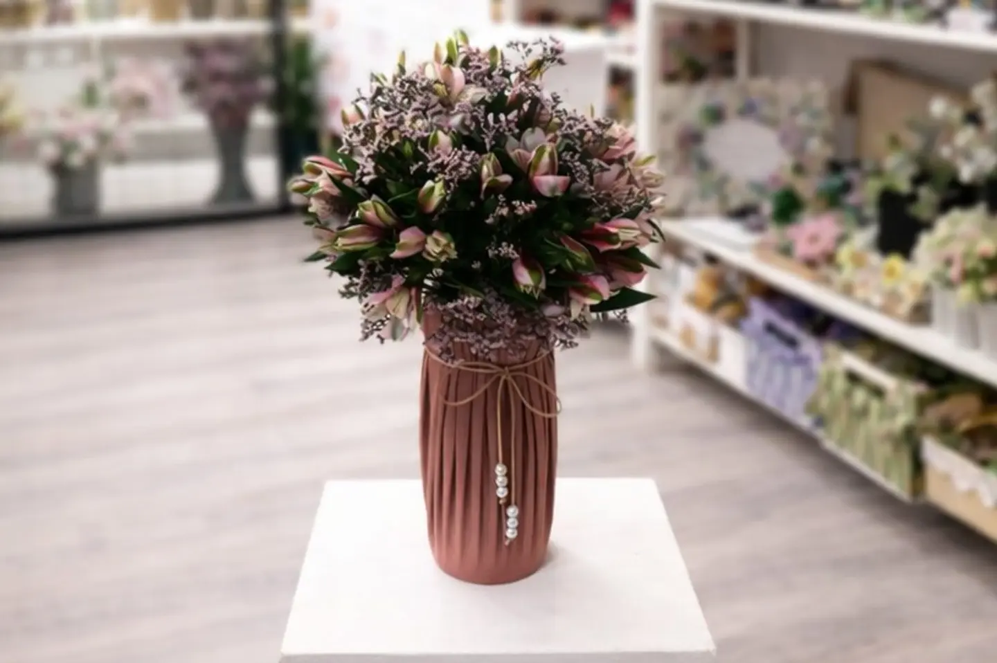 فازة مغلفة بالقماش ورود طبيعية