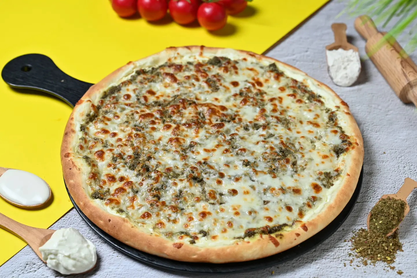 بيتزا جبن ولبنة وزعتر كبير