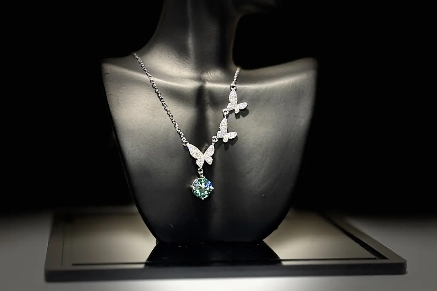 قلادة الفراشات من الفضة عيار ٩٢٥ مرصعة بحجر المويسانيتي اللامع تأتي في صندوق هدايا أكريليك فاخر