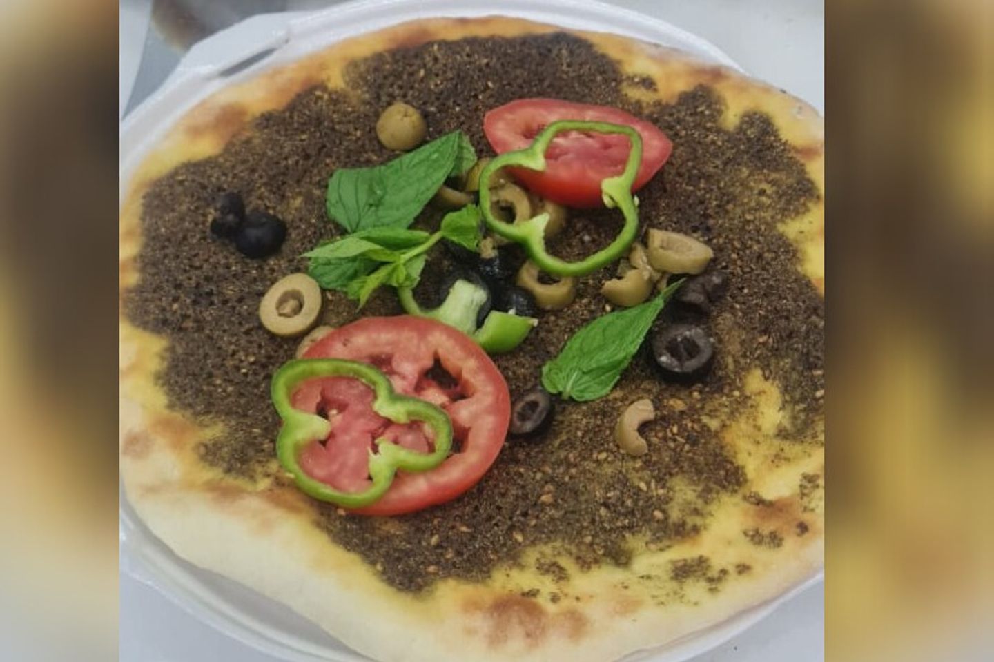 مناقيش زعتر مع خضار