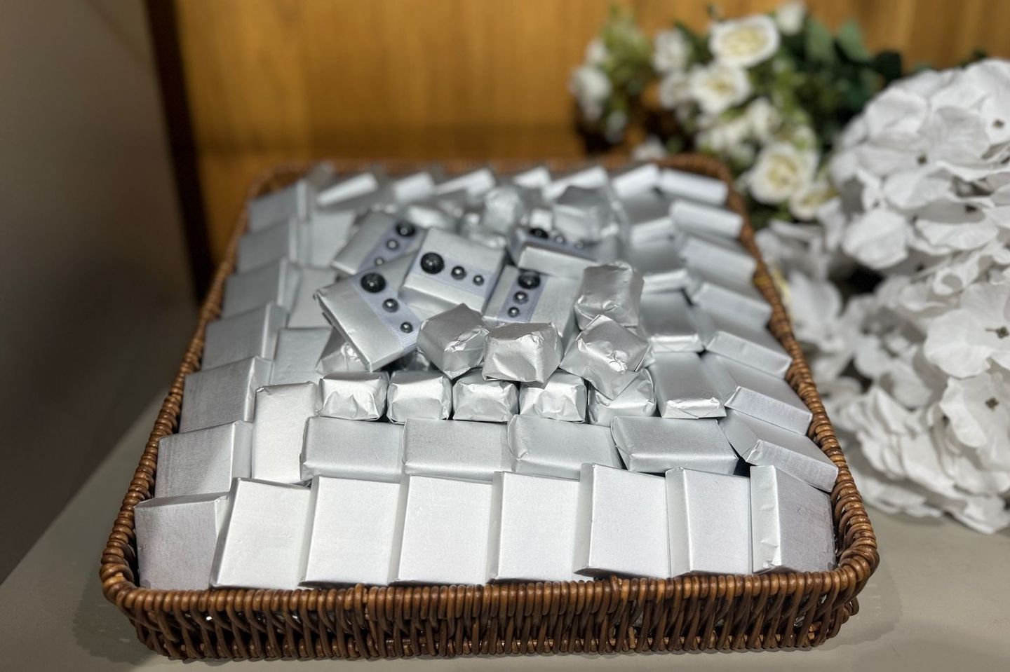 سلة شوكولاته مستطيل فضى وسط ٣٦٣٢٨