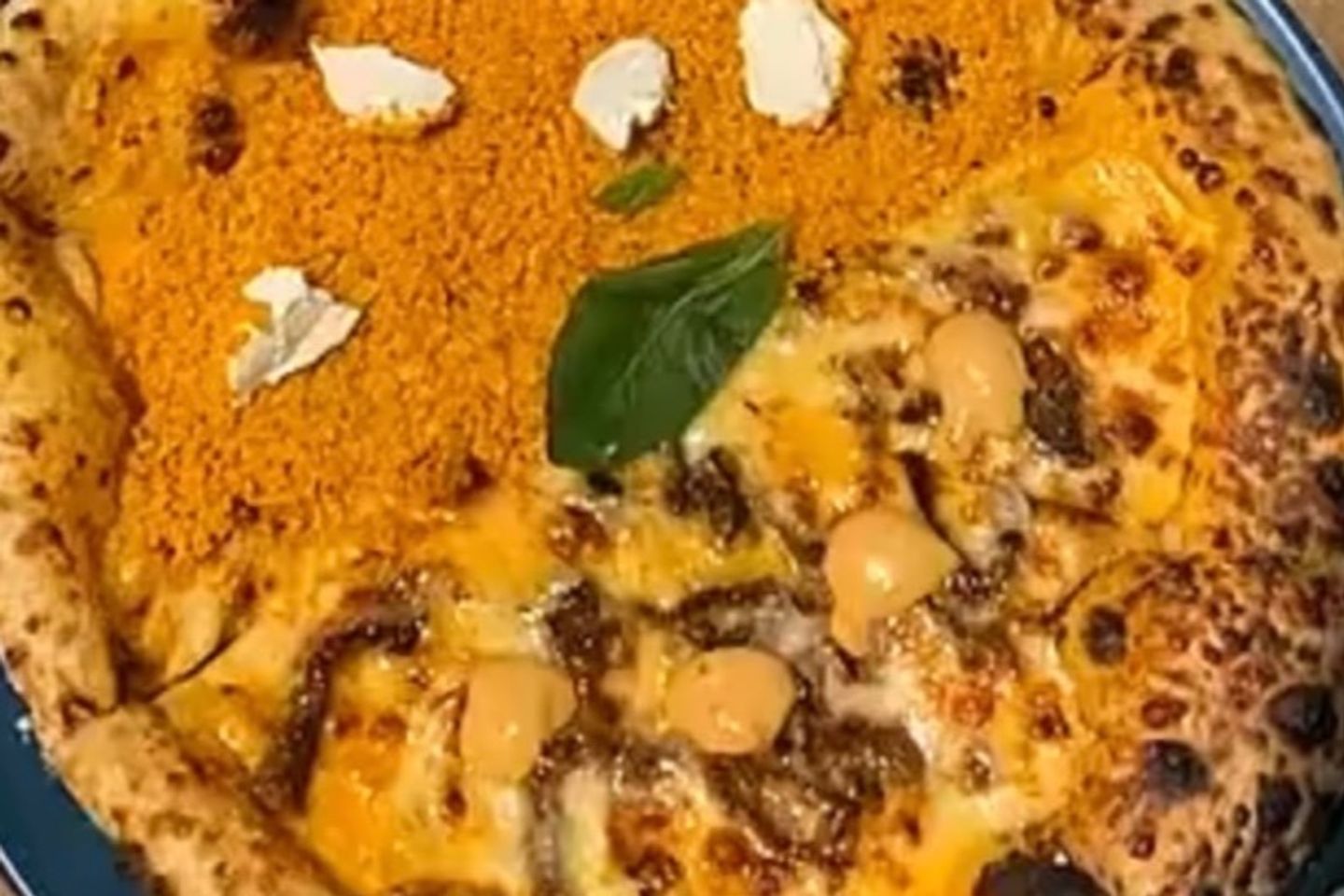 بيتزا نصفين