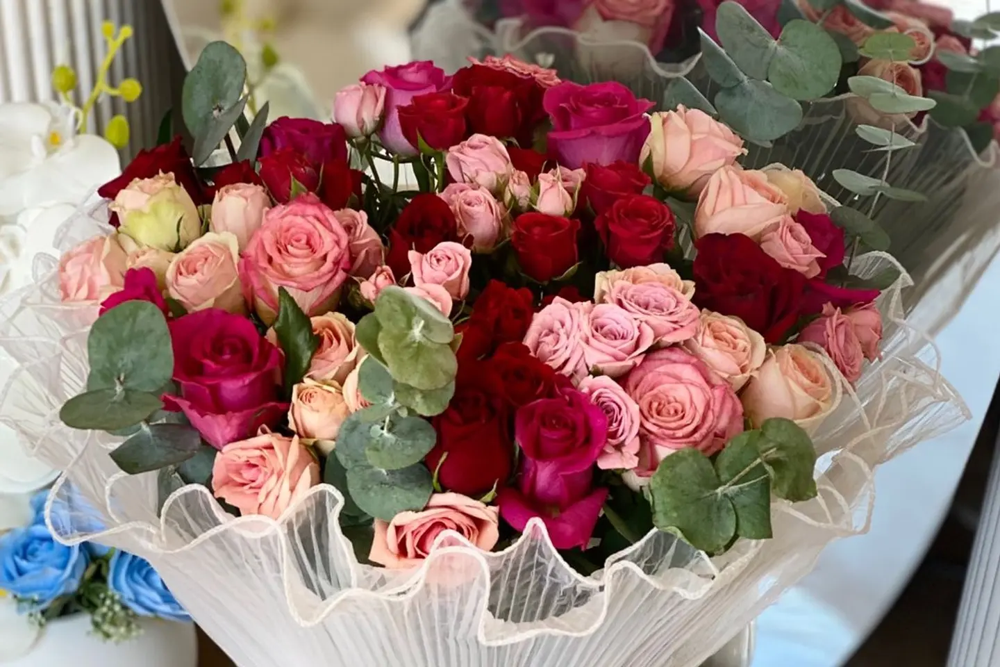 باقة ورد غلاف دائري ابيض ١٦٠