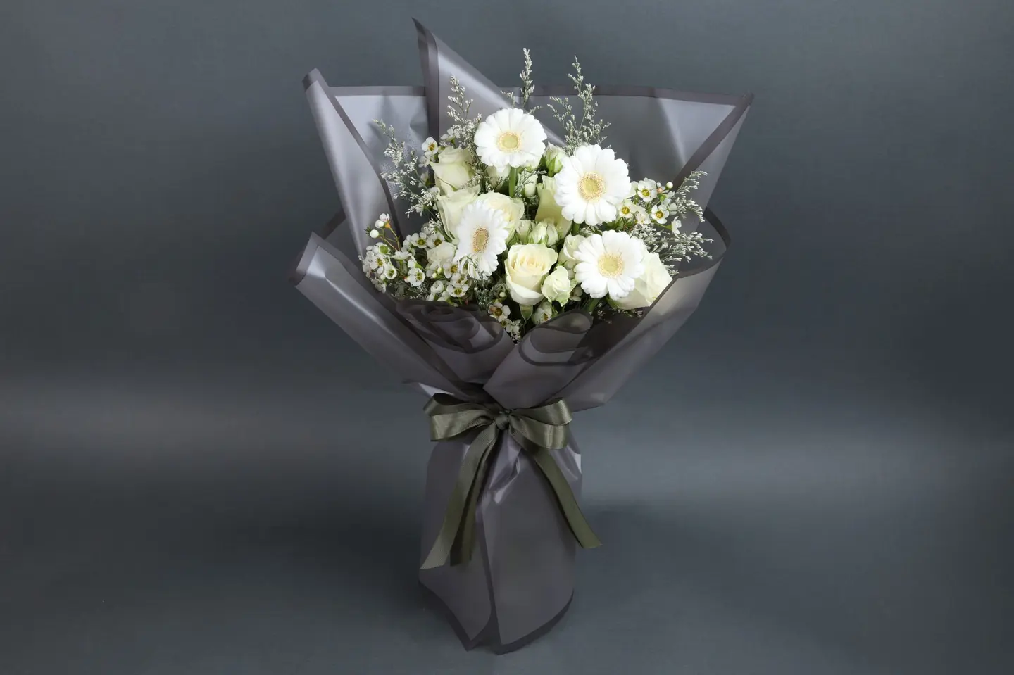 بوكية زهور بيضاء بتغليف رمادي