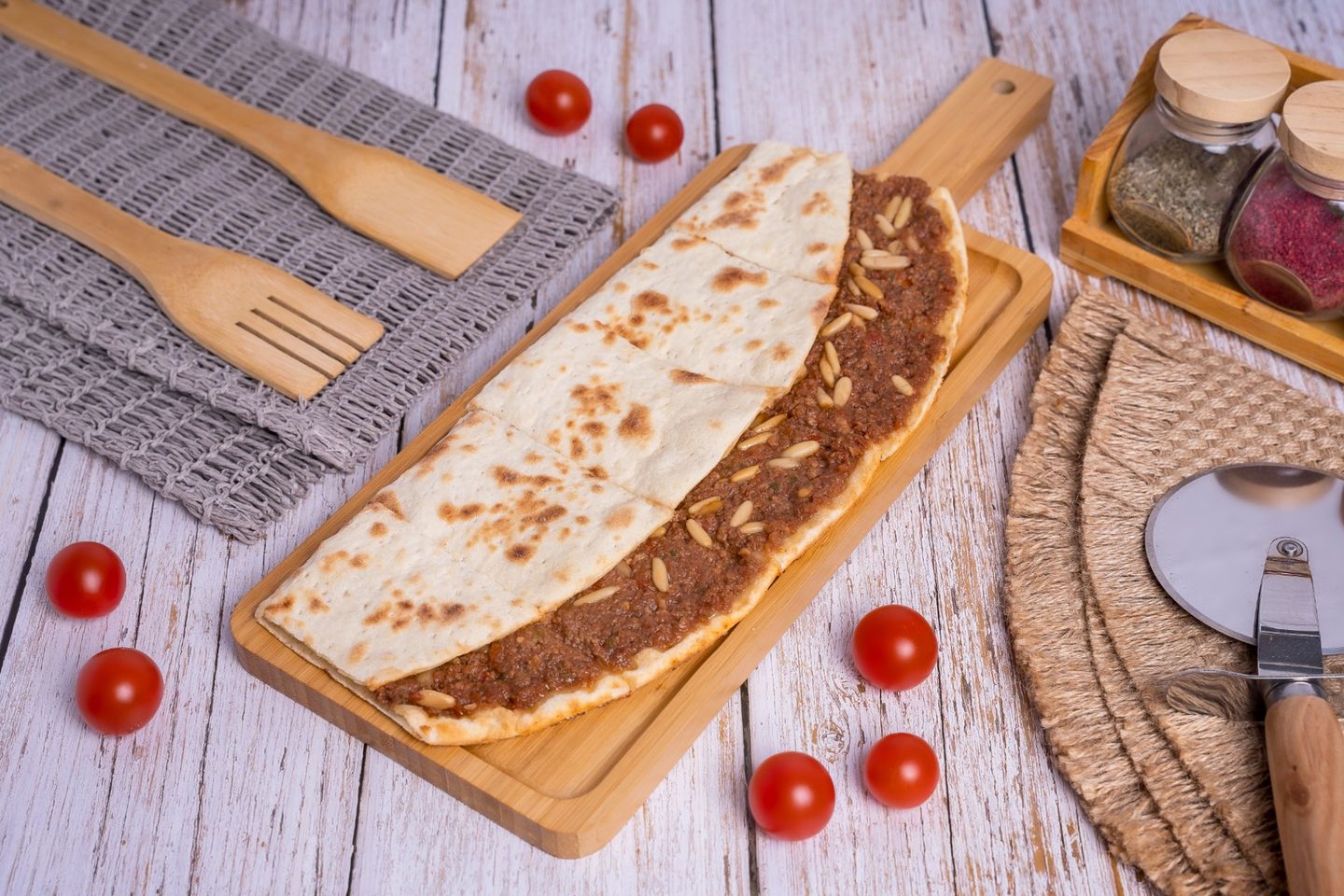 صفيحة لحم بالعجين مع دبس رمان و صنوبر
