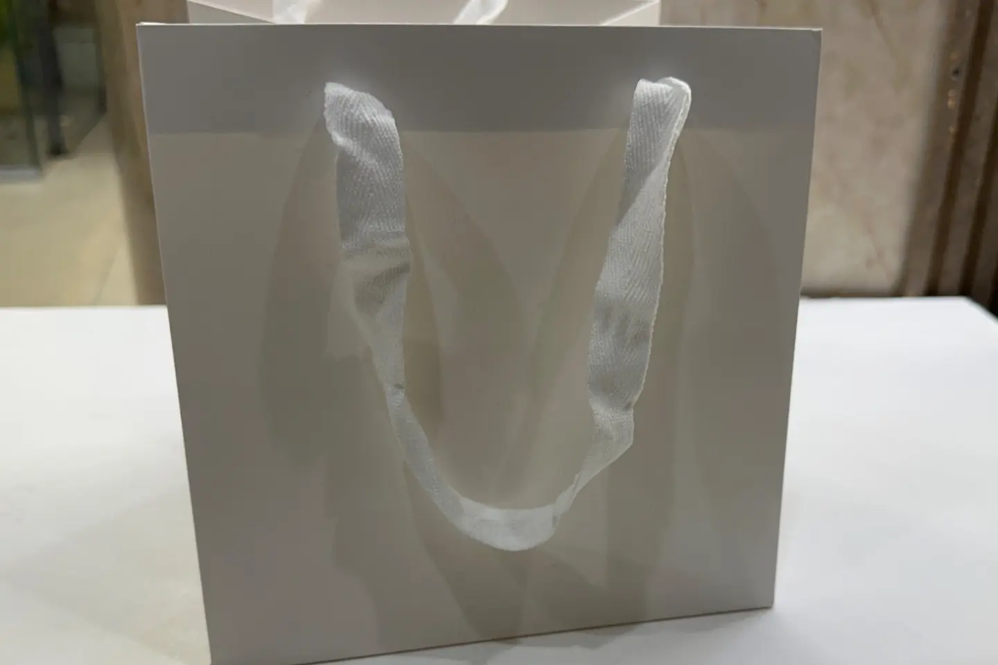 كيس هدايا ابيض وسط