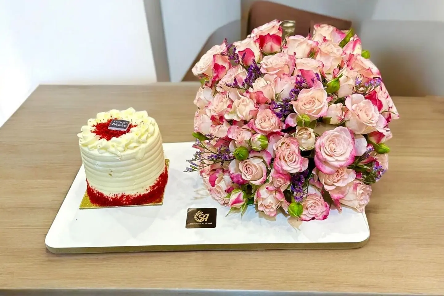 ورد بيبي روز رفلكس مع كيكة