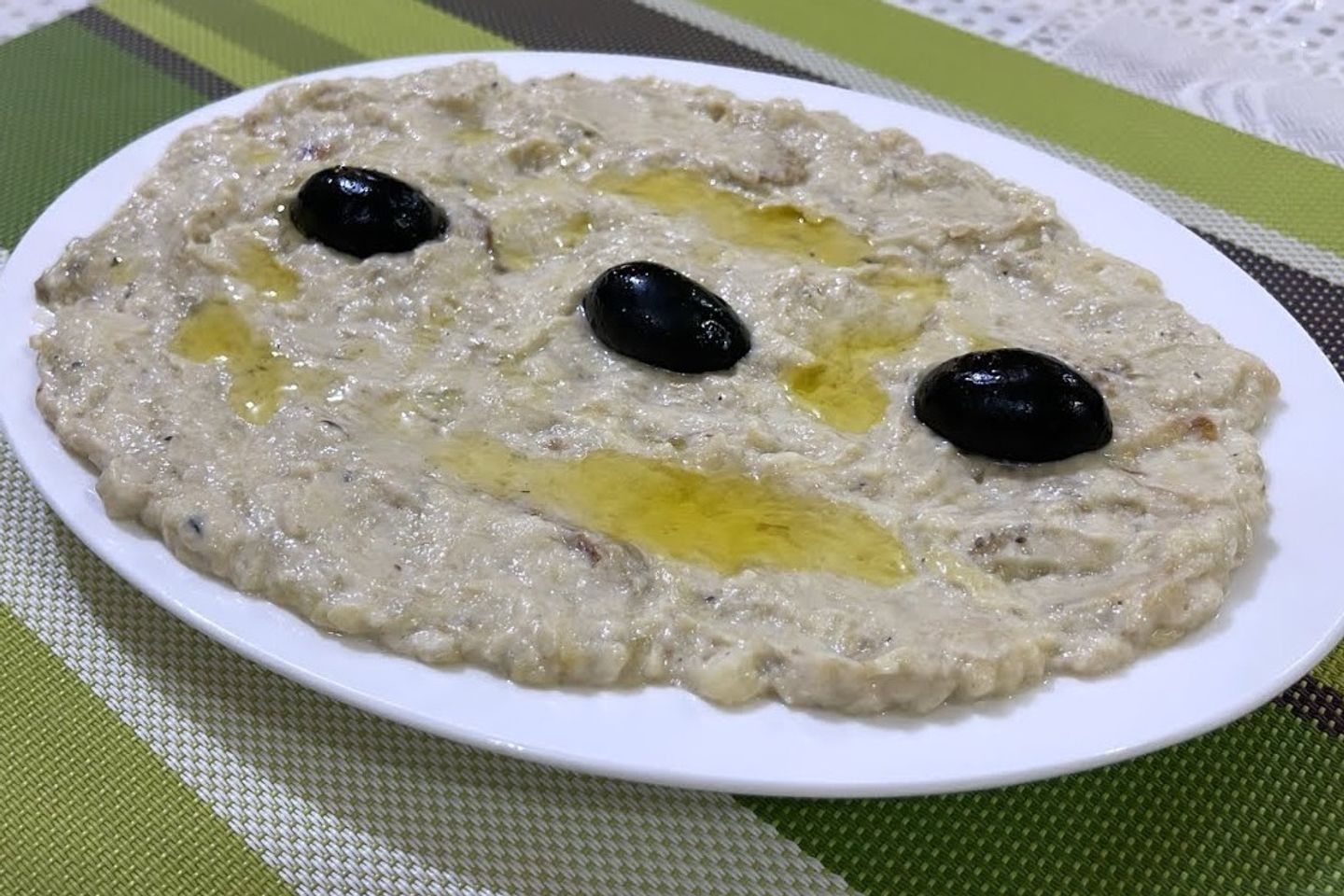 سلطة متبل