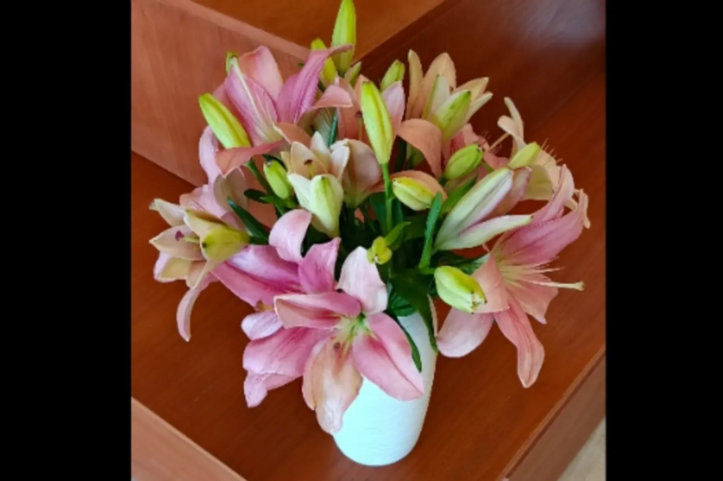 ورد ليليوم مع فازه ورد طبيعي لون وردي رقم ١٢