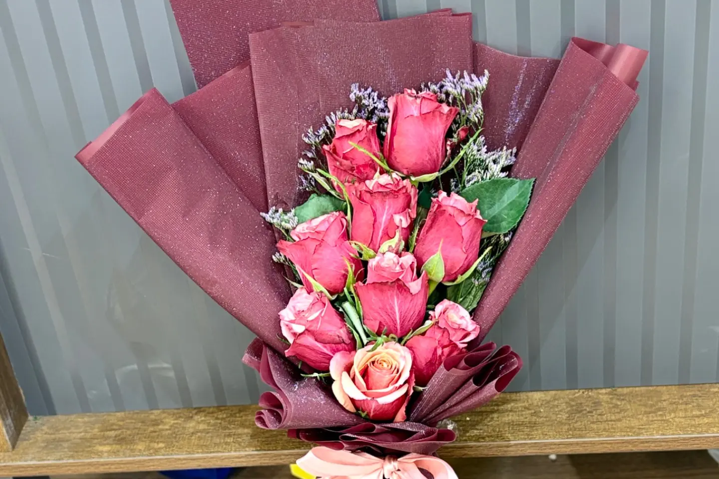 باقه ورد تغليف احمر لمعه