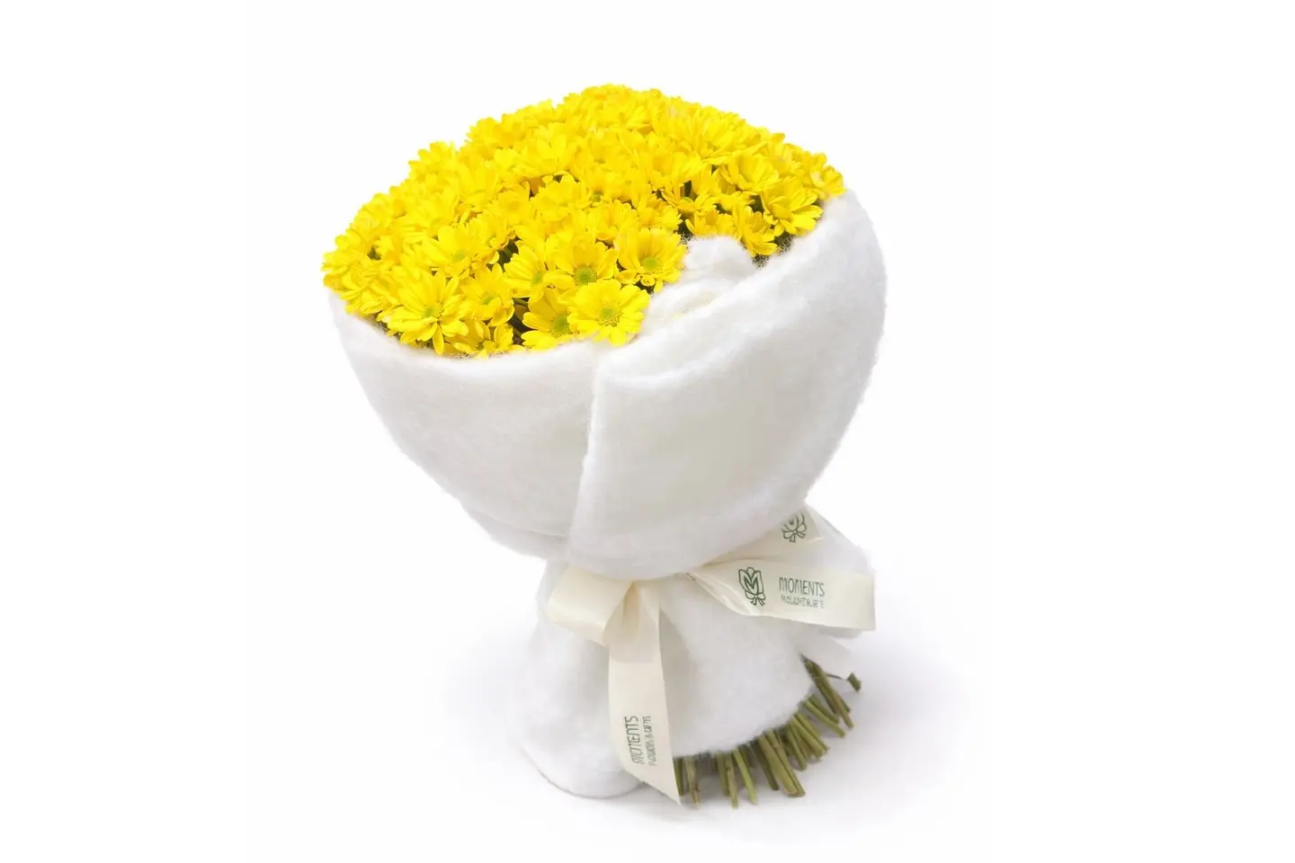 باقة ورد باللون الأصفر بشال شتوي أبيض