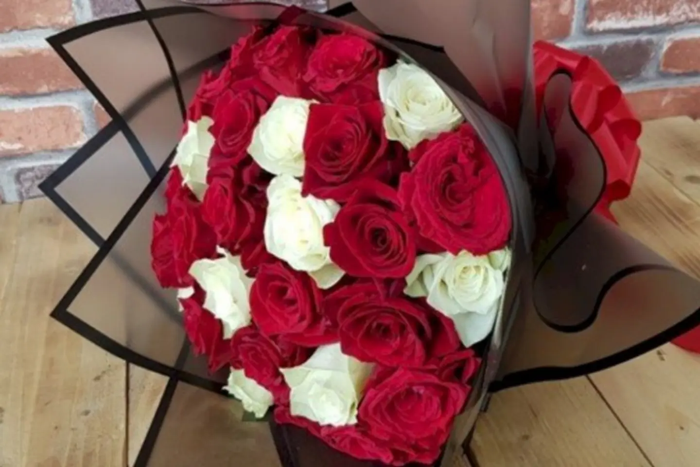 هدايا الوردة الحمراء والبيضاء