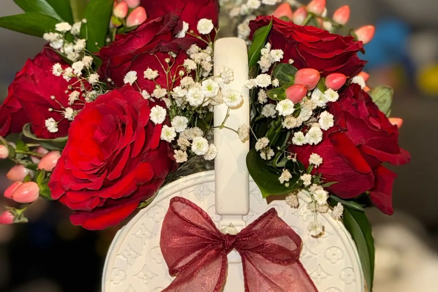 حقيبة الفخار الفاخرة والجوري الأحمر