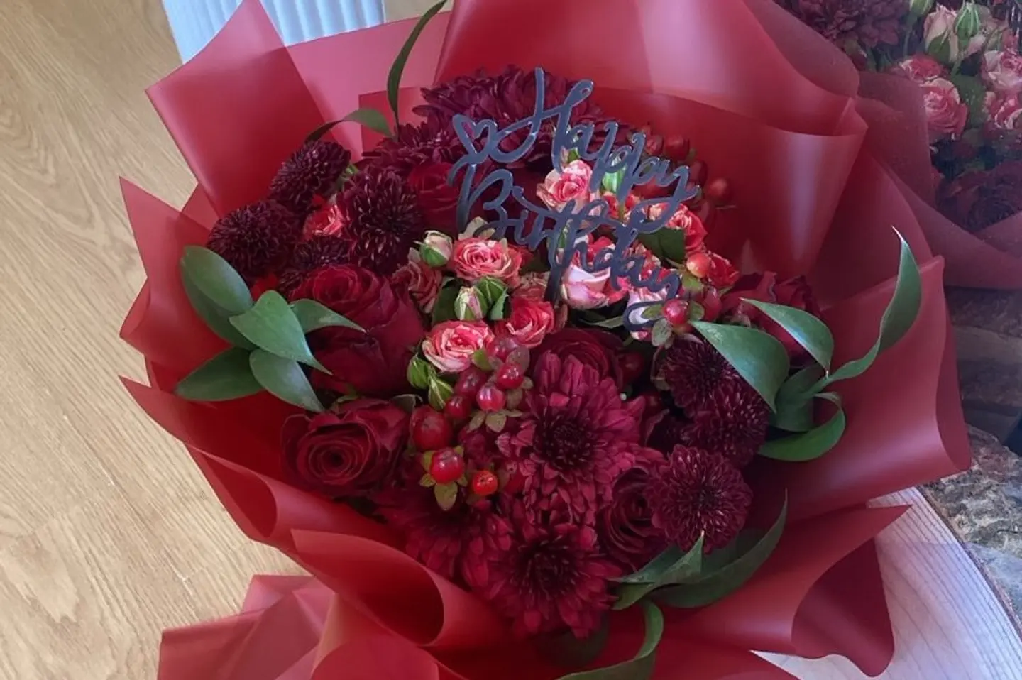 باقة ورد مع غلاف احمر ١٨٠