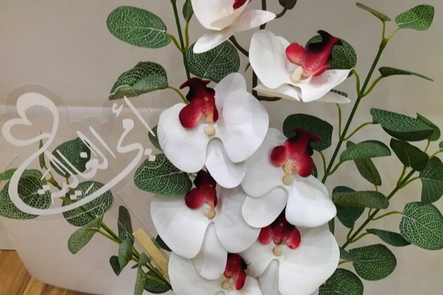 فازة اوركيد لون ابيض لمناسبة يوم الأم