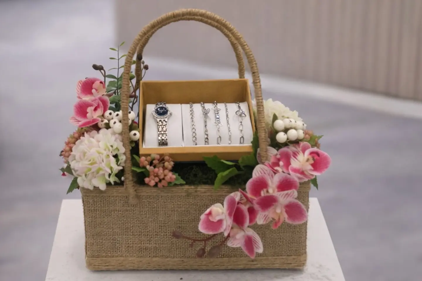 هدية اكسسوارات نسائية فاخرة مع ورد صناعي