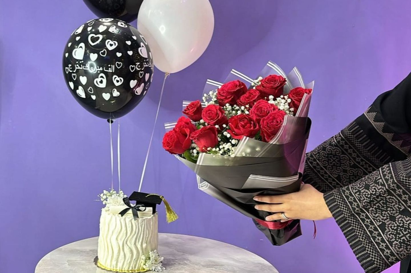 بكج كيكة التخرج وسط البيضاء