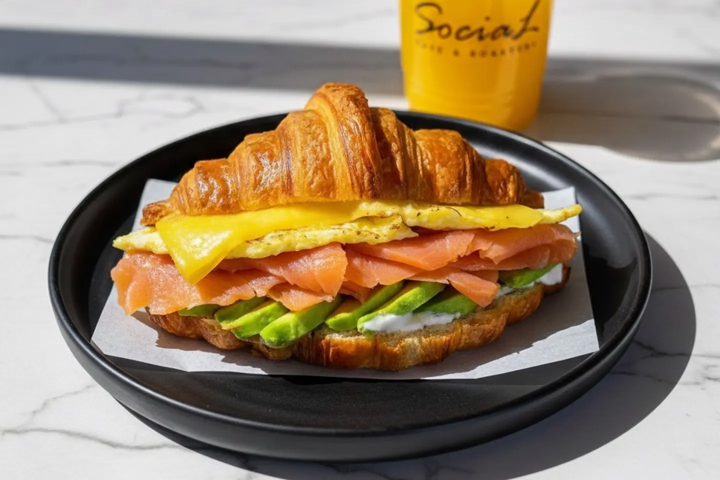 السالمون مع الأفوكادو