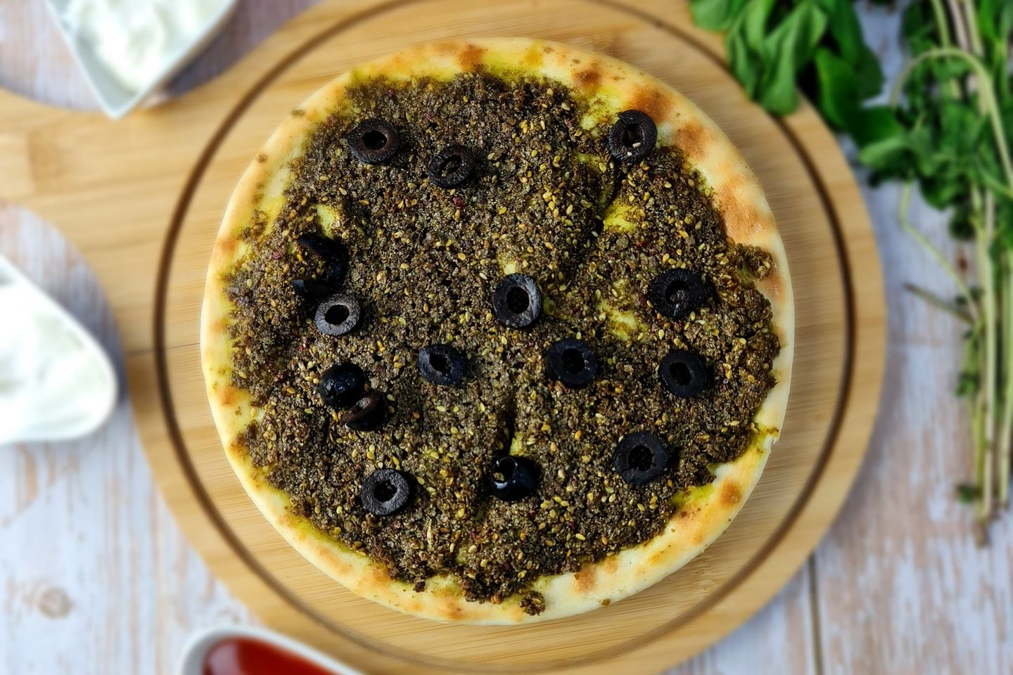 فطيرة زعتر مع الزيتون دائري