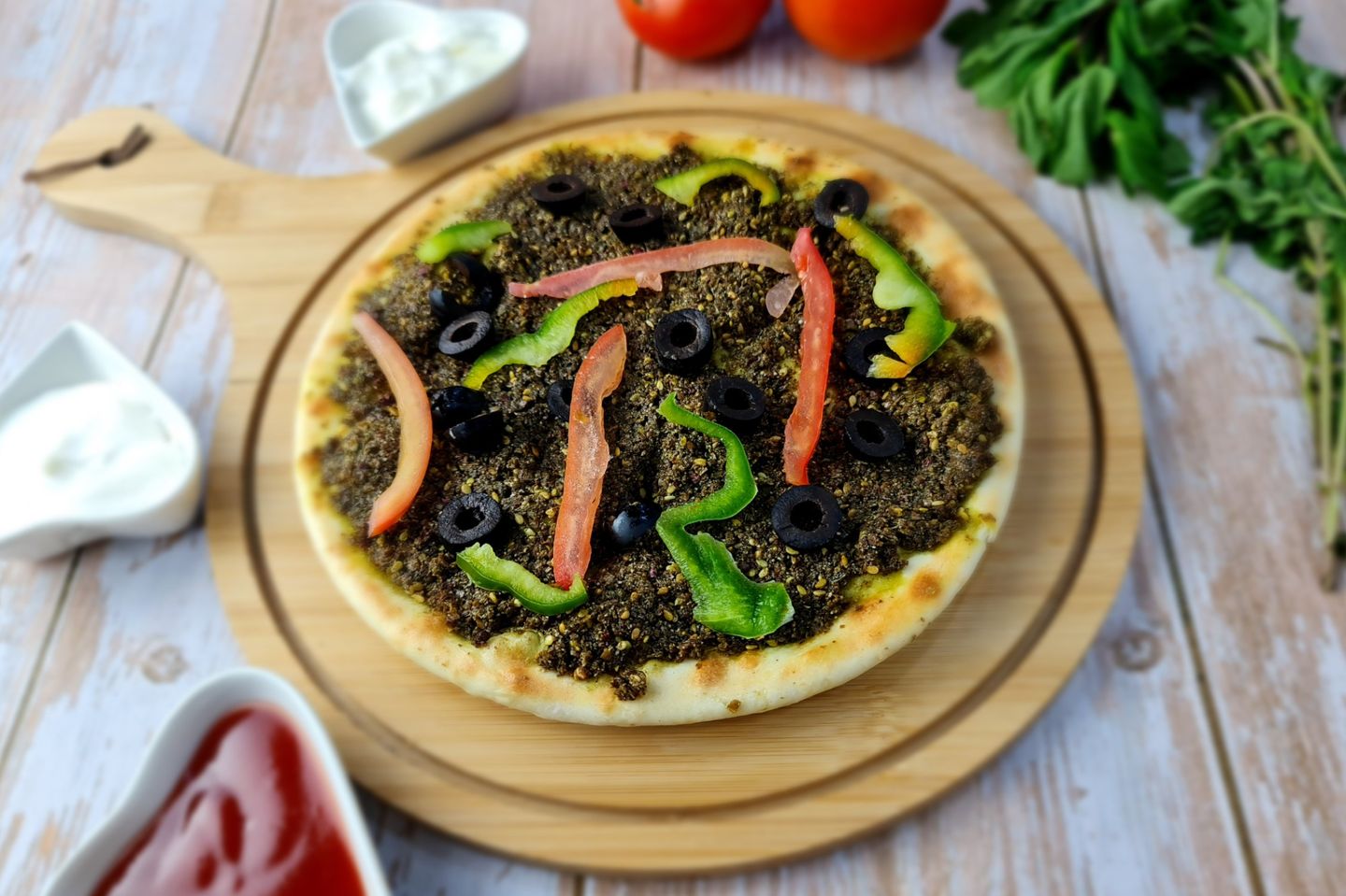 فطيرة زعتر مع الخضار دائري