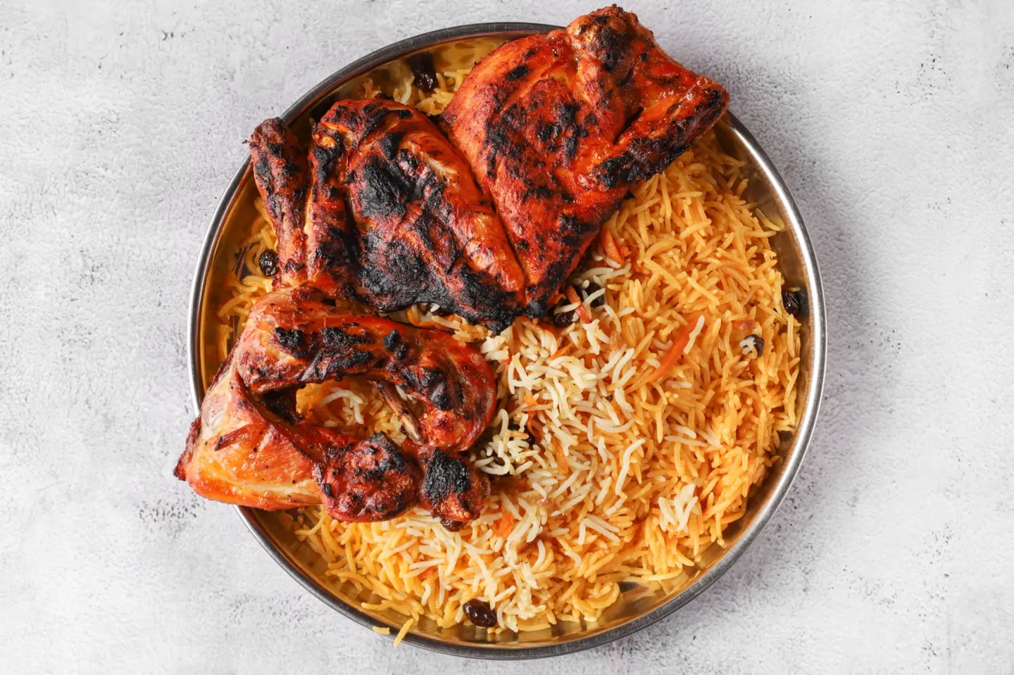 نص حبه دجاج الفحم مع الرز