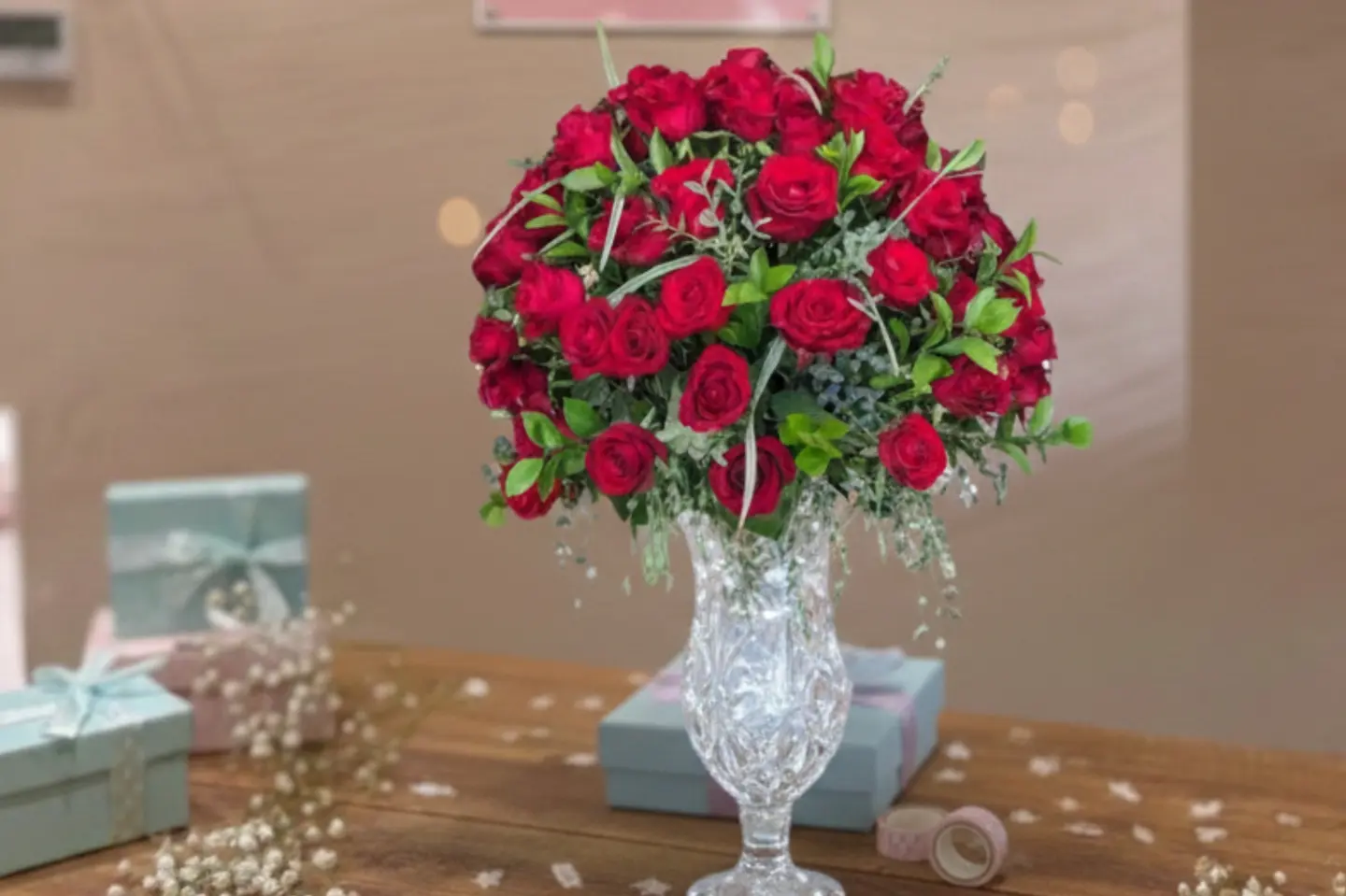 إشراقة الجمال فازة السنة الجديدة شفافة كبيرة مليئة بالورد الأحمر الطبيعي