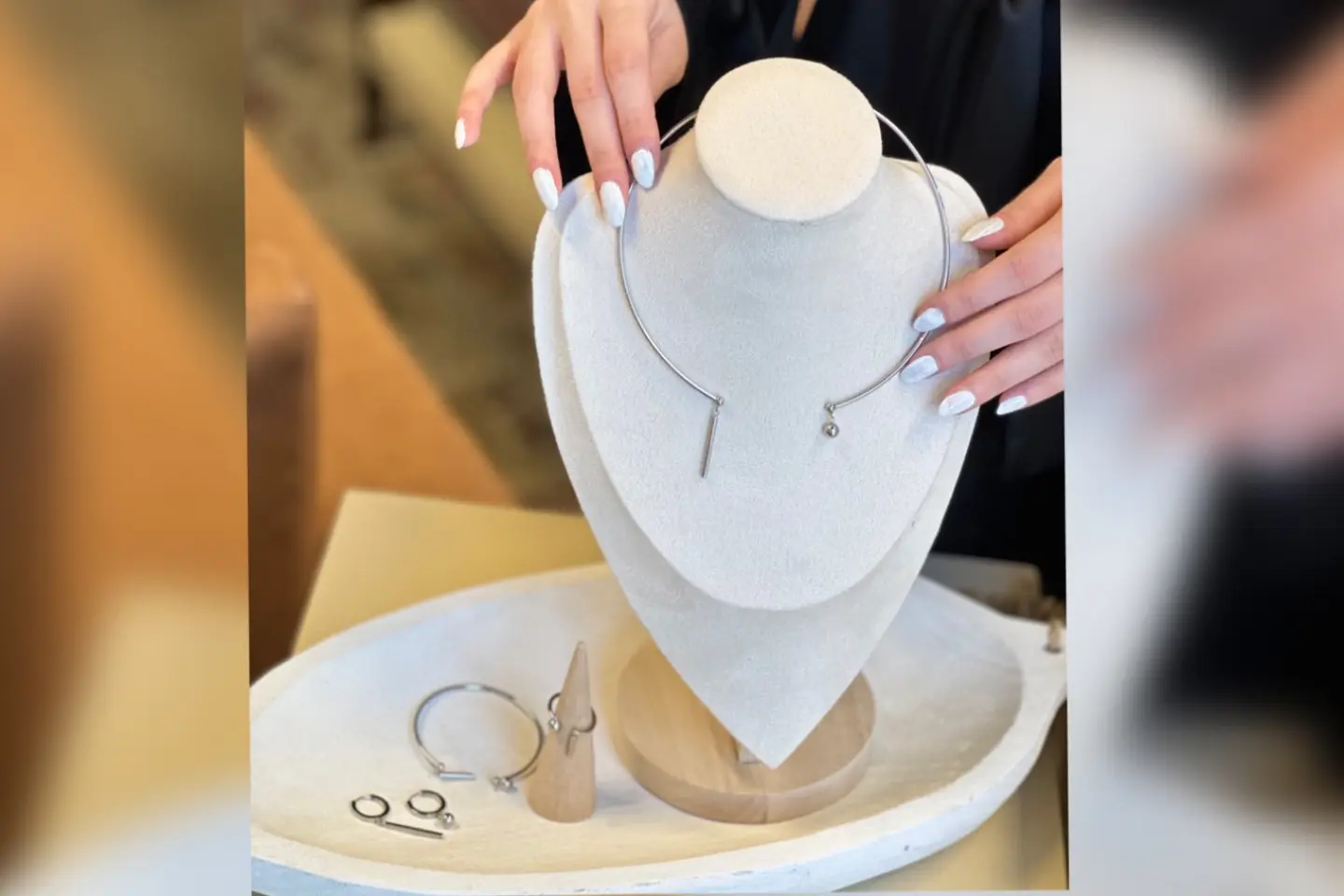 طقم مطلي فضة بتصميم ذا لاين من روزا