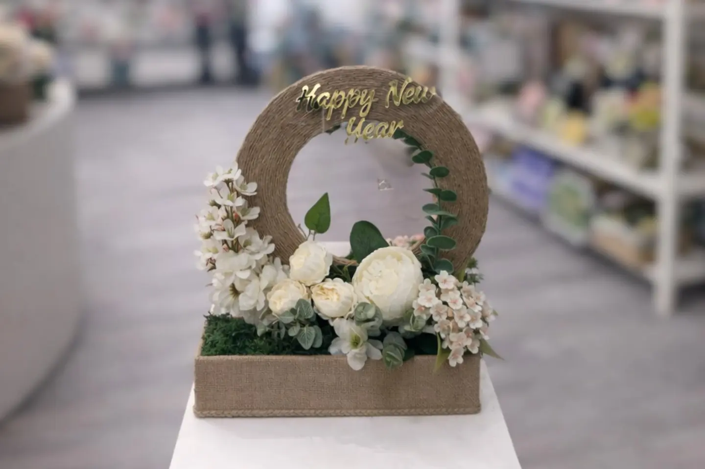 سلة من شكل البوهو العصري مع الورد الصناعي