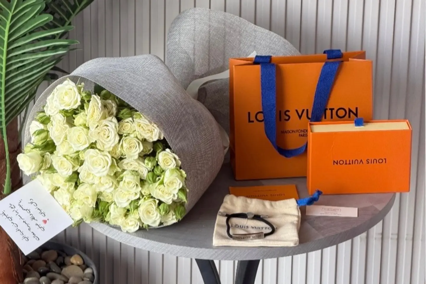 سواره نسائية رجاليه معى ورد ابيض راقي