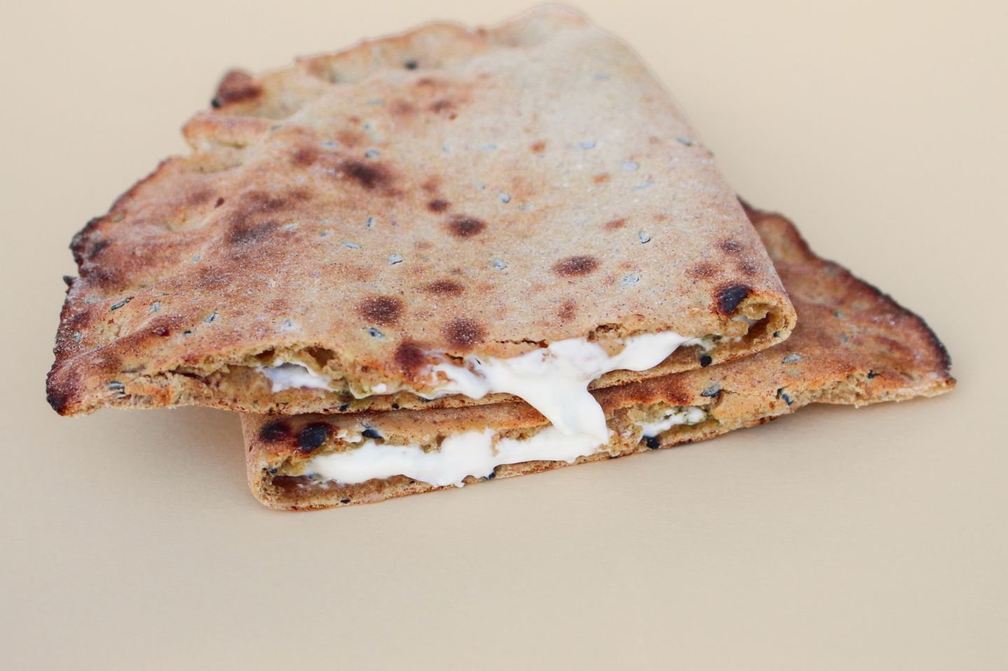 خبز احمر بالجبن
