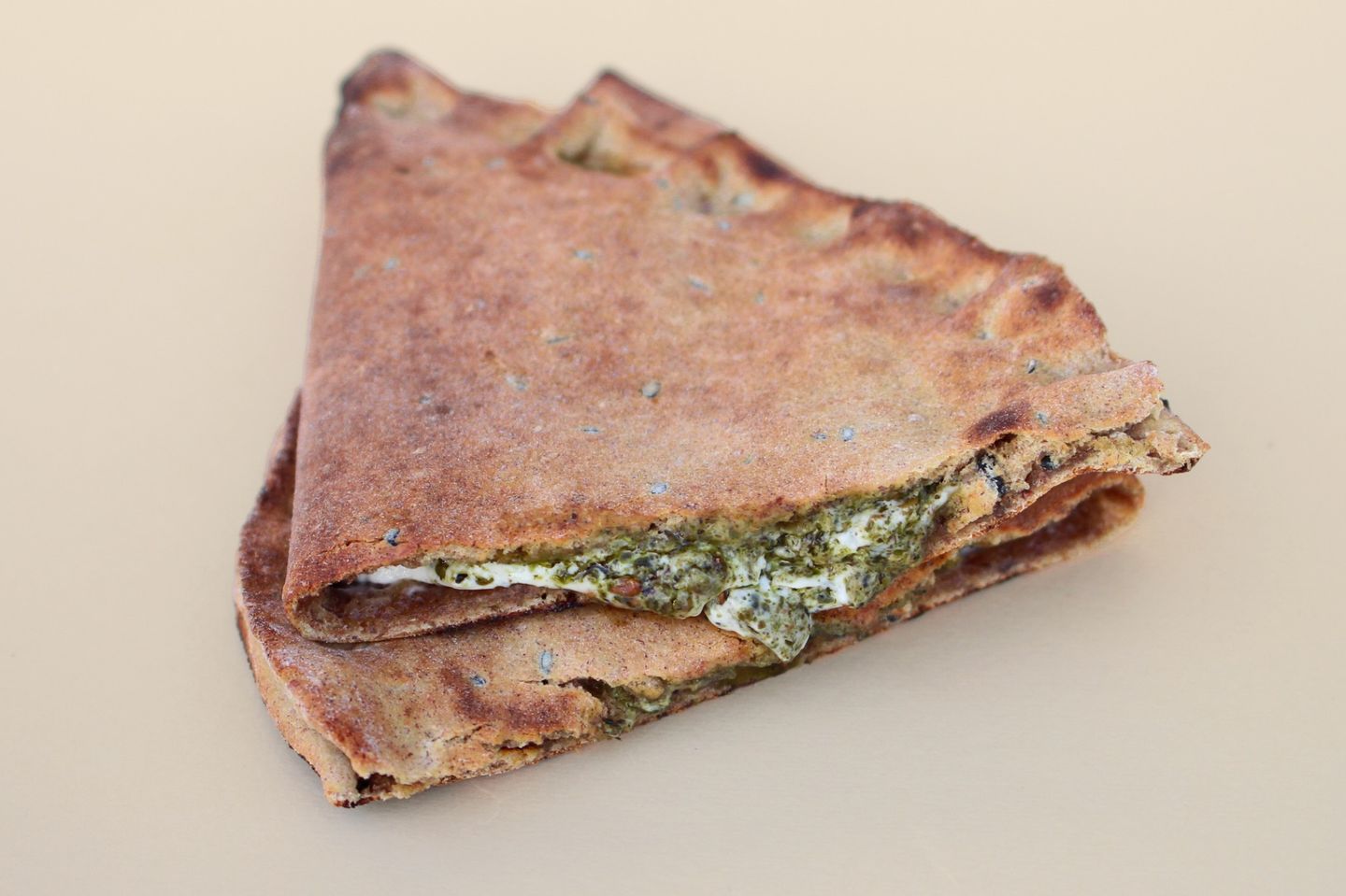 خبز احمر باللبنة والزعتر