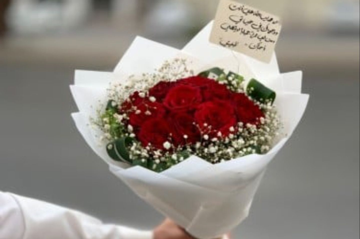 باقة ورد احمر غلاف ابيض مثلثات