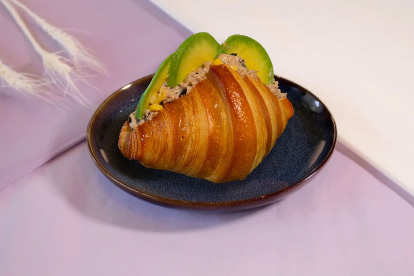 كرواسون تونة وافوكادو