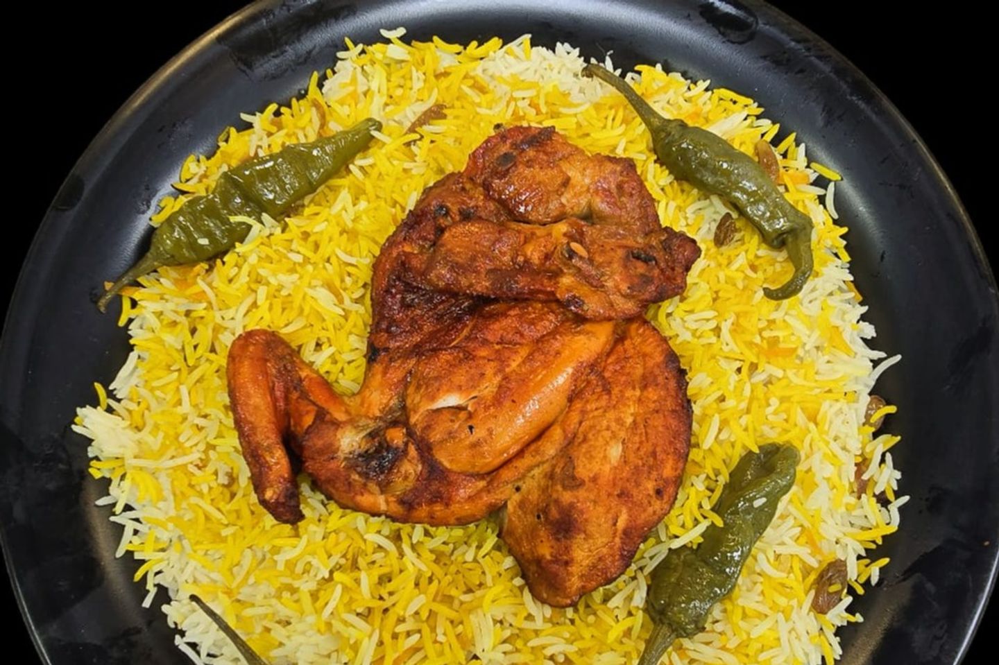 نصف حبة دجاج مظبي حار مع أرز شعبي